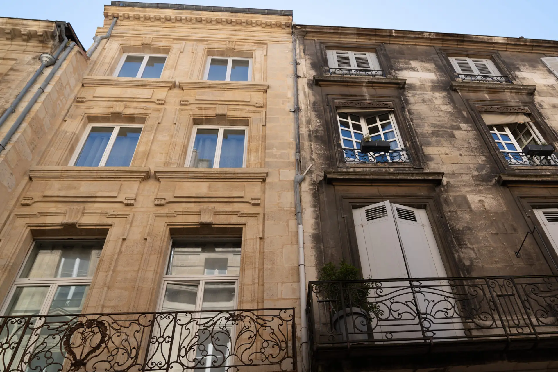 Façade d'immeuble propre et sale